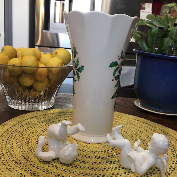 Lenox Holiday Holly Berries 9.1 Vase with Gold Trim in Original Box. - Picture 2 of 8